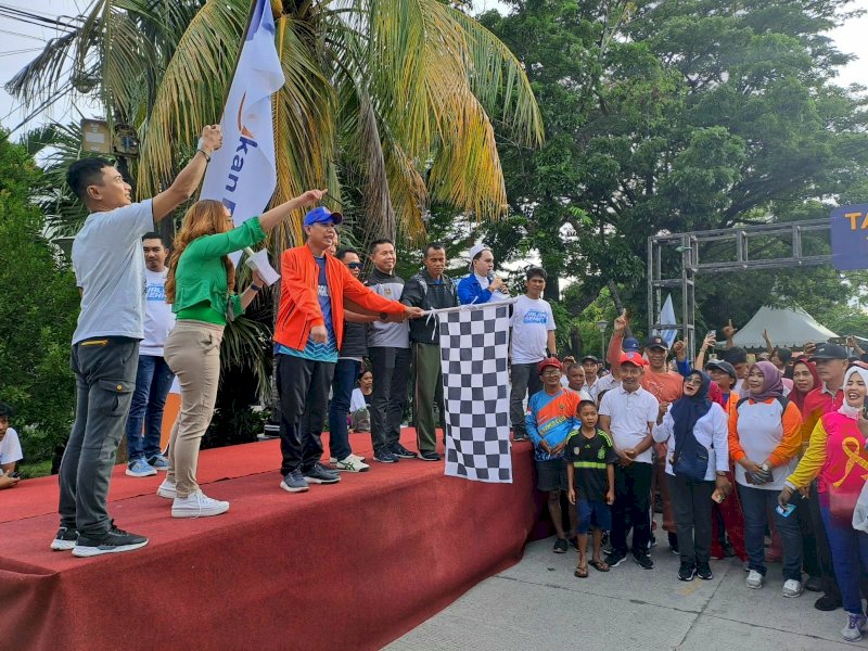 Ketua DPRD Makassar melepas jalan sehat yang diselenggarakan oleh Pemerintah Kecamatan Tallo Kota Makassar.