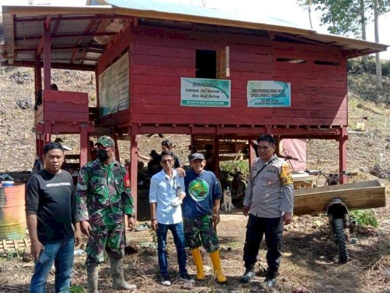 Bhabinkamtibmas Polsek Amali, Bone Aipda Ashar menyambangi warga binaannya di Dusun Inrelleng, Desa Amali Riattang, Kecamatan Amali.