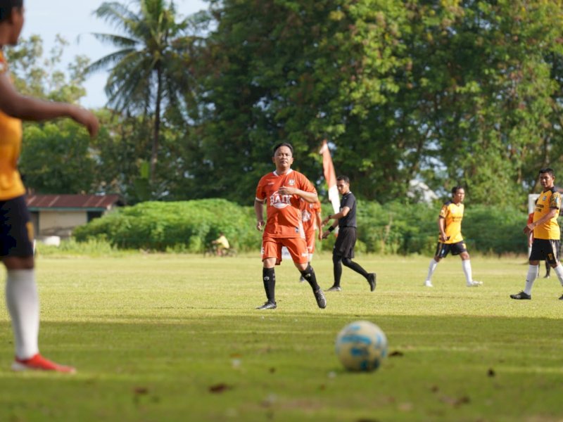 Momen Bupati Bantaeng Jajal Skill Para Legenda Sepakbola Bulukumba