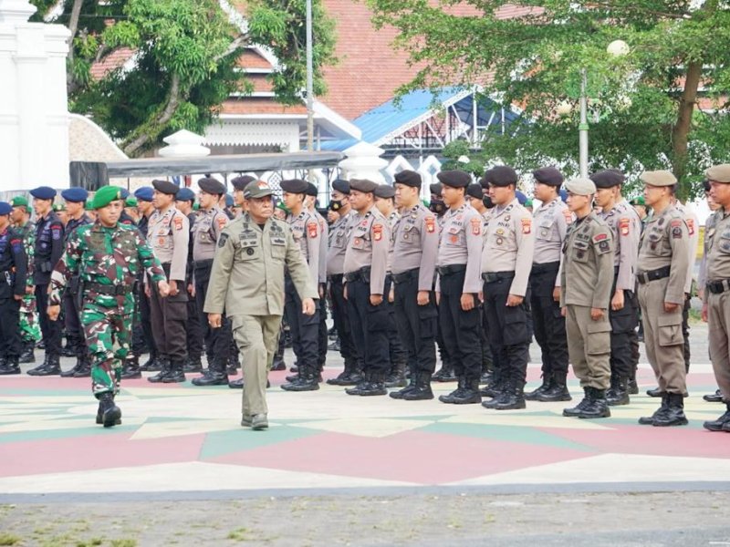 Apel gelar pasukan dalam rangka pengamanan pemilihan kepala desa serentak gelombang kedua di Lapangan Merdeka Watampone, Senin (21/11/2022). 