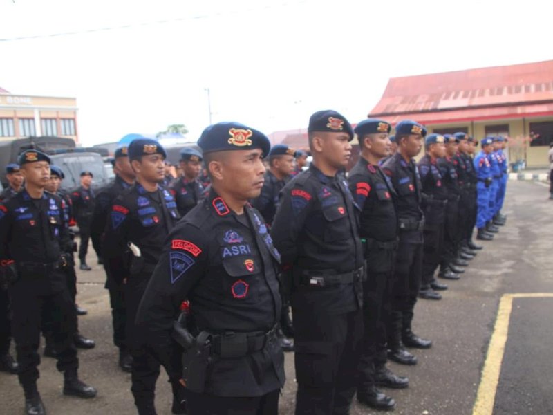Apel pergeseran pasukan pengamanan di Mapolres Bone, Selasa (22/11/2022). 