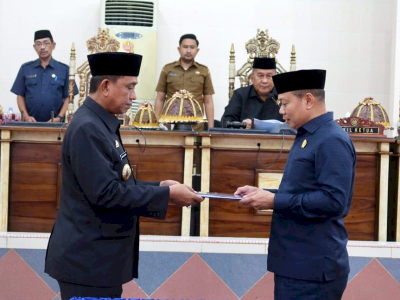 
Penandatanganan persetujuan bersama Rancangan Peraturan Daerah (Ranperda) Penyertaan Modal Pemkab Wajo pada PDAM Tirta Danau Tempe berlangsung dalam Rapat Paripurna Dewan Perwakilan Rakyat Daerah (DPRD) Wajo di Ruang Rapat Paripurna DPRD Wajo, Selasa (22/11/2022).