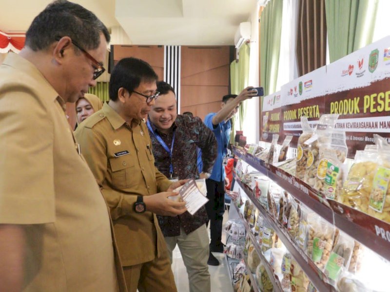 Wabup Lutra Suaib Mansur memantau produk UMKM di Indomaret.