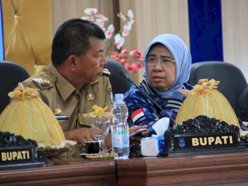 Anggota Komisi VII DPR RI Andi Yuliani Paris bersama Bupati Bulukumba Muchtar Ali Yusuf.