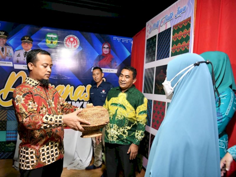 Gubernur Sulsel, Andi Sudirman Sulaiman didampingi Ketua TP PKK Sulsel, Naoemi Octarina turut meninjau langsung setiap stand lokasi Expo UMKM.