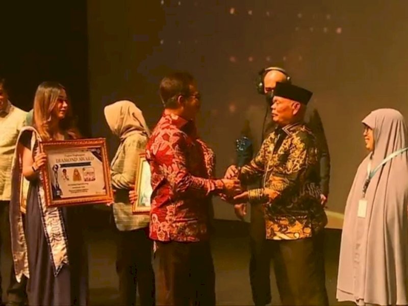 Bupati Enrekang Muslimin Bando meraih penghargaan pada Indonesia Healthcare Innovation Award (IHIA) VI-2022.