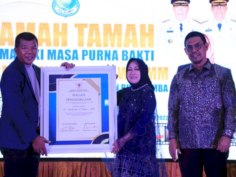 Bupati Bulukumba Muchtar Ali Yusuf menyerahkan penghargaan kepada Misbawati Wawo.