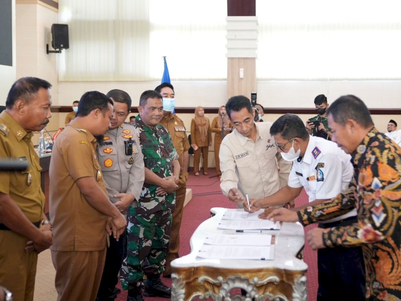 Gubernur Sulsel Sudirman Sulaiman memberi bantuan untuk mengoperasikan kembali Bandara Bone.