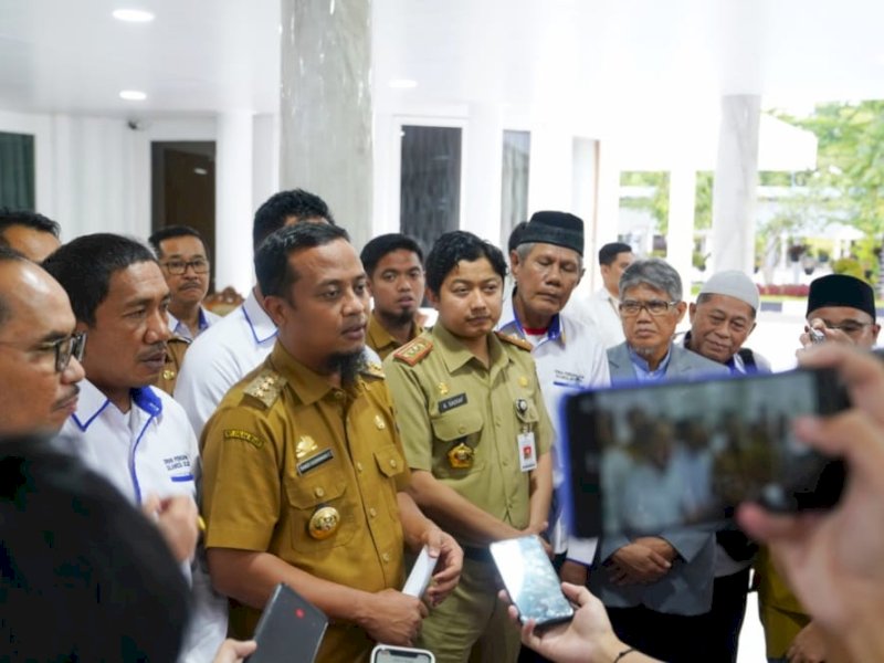 Gubernur Sulsel Andi Sudirman Sulaiman memberi keterangan usai penetapan UMP.