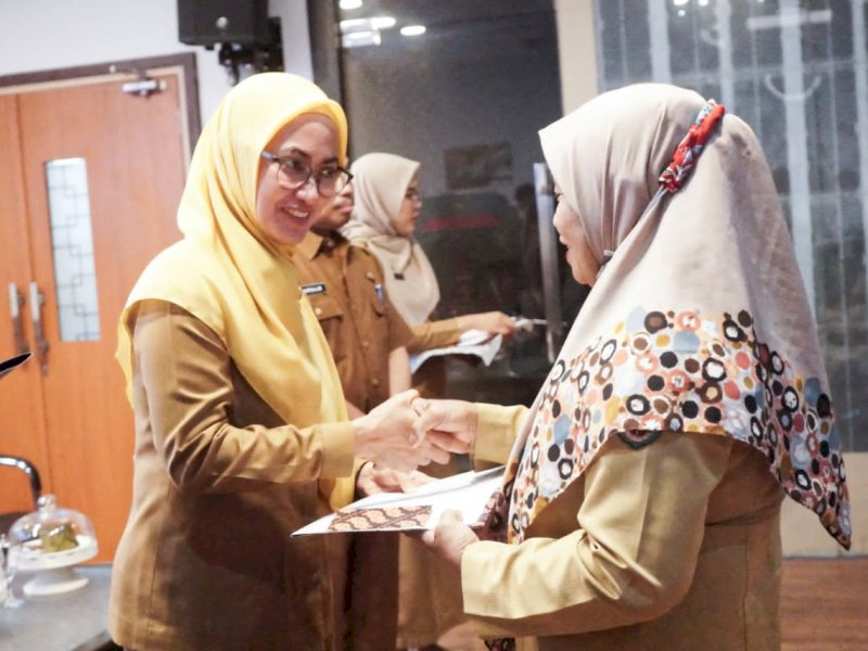 Sembilan Pegawai Negeri Sipil (PNS) Luwu Utara saat menerima SK Pensiun.