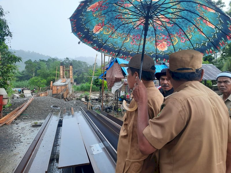 Bupati Sidenreng Rappang Dollah Mando meninjau pembangunan jembatan gantung Sungai Belawae.