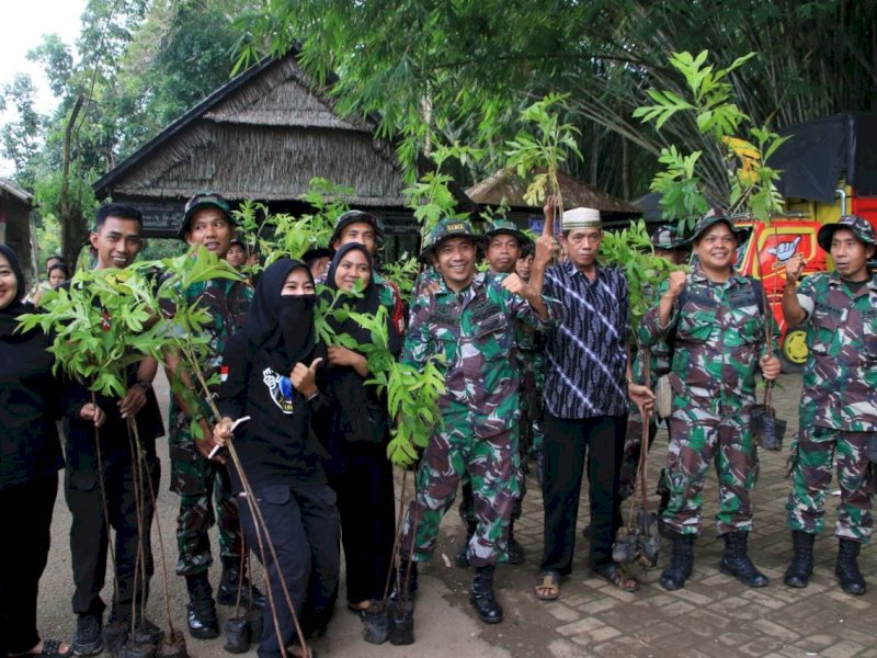 Penanaman bibit unggul di Desa Tana Towa, Kecamatan Kajang, Bulukumba, Rabu, 30 November 2022.
