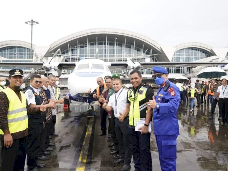 Penerbangan perdana di Bandara Arung Palakka Bone. 