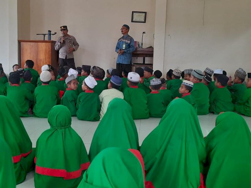 Sosialisasi mencegah paham radikal dilakukan Polres Bone ke ponpes.