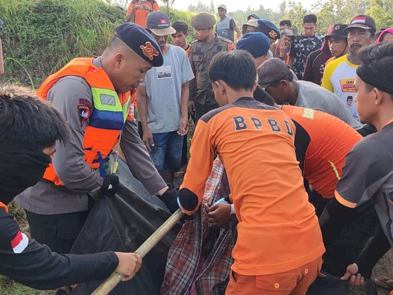Tim SAR gabungan mengevakuasi jenazah korban tenggelam di Kajuara, Bone. 