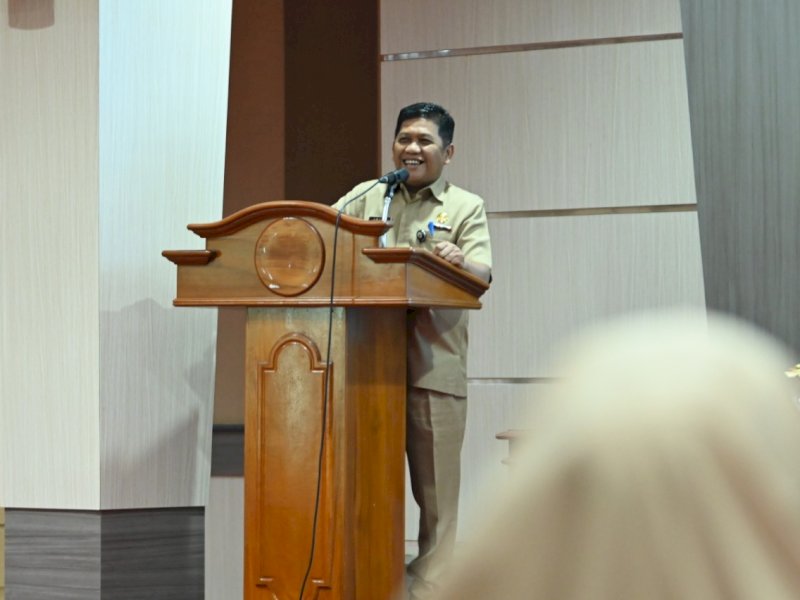 Kepala Diskominfo-SP Sulsel, Amson Padolo saat membuka kegiatan pemusnahan kearsipan.
