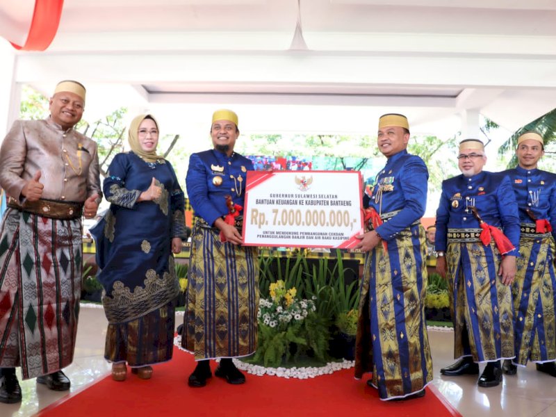 Gubernur Sulsel Andi Sudirman Sulaiman memberi bantuan keuangan kepada Pemkab Bantaeng.