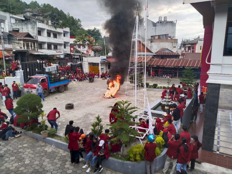 Aksi unjuk rasa mahasiswa UKI Toraja.