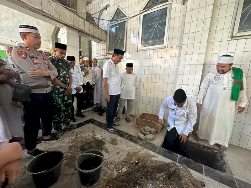 Ketua DPRD Makassar Rudianto Lallo menghadiri peletakan batu pertama renovasi Masjid Ihyatul Jamaah Lembo Makassar, Jumat (9/12/2022).