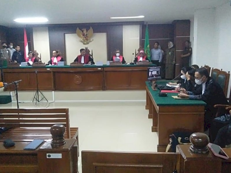 Sidang putusan Isal Sattu di Pengadilan Negeri Makassar.