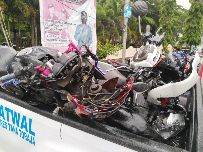 Sepeda motor korban lakalantas di Tator.