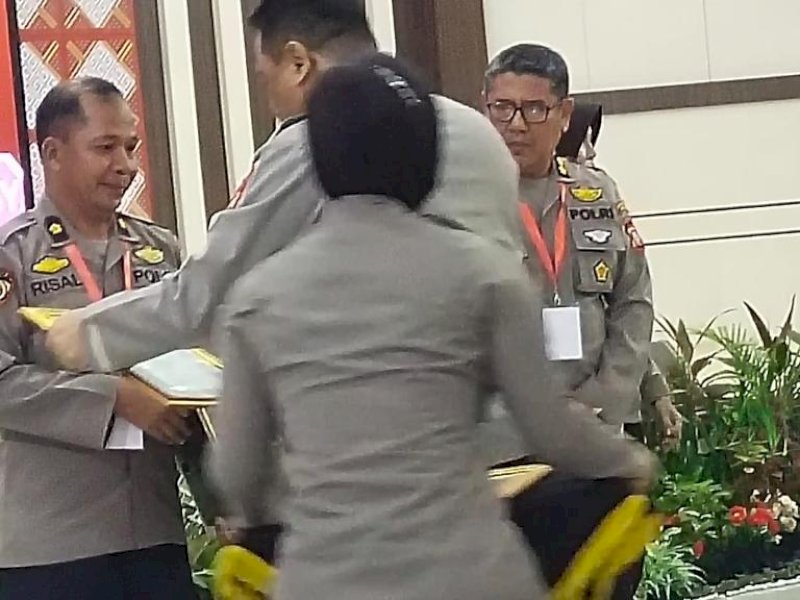 Pihak Polres Bone menerima penghargaan dari Polda Sulsel.