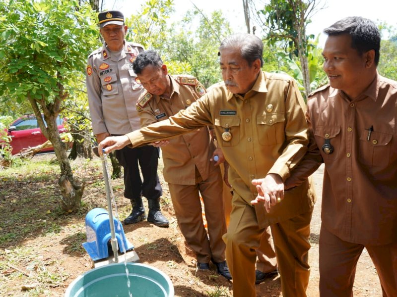 Bupati Sidrap Dollah Mando meresmikan sarana air bersih di Desa Lombo.