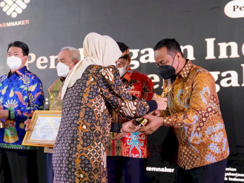 Gubernur Sulsel Andi Sudirman Sulaiman menerima penghargaan dari Menteri Ketenagakerjaan Ida Fauziyah di Aula Serbaguna Kemnaker, Jakarta, Selasa, 13 Desember 2022.