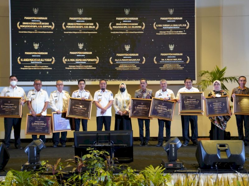 Pemprov Sulsel memberi penghargaan kepada sejumlah kabupaten dan kota.