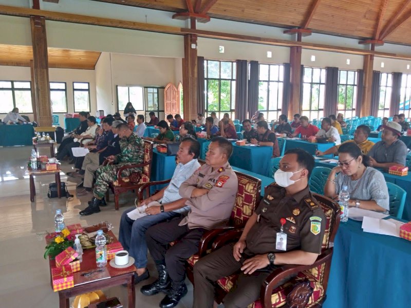 Kabag Ops Polres Toraja Utara Kompol Marthen Tangallo menghadiri uji publik rancangan penataan daerah pemilihan (Dapil) Anggota DPRD Kabupaten Toraja Utara.