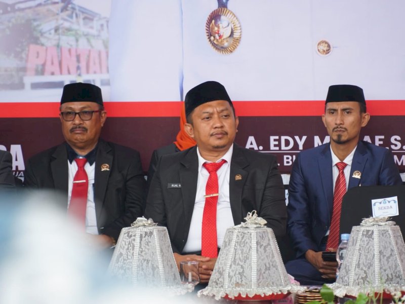 Ketua DPRD Bulukumba H Rijal saat pelantikan 31 kades terpilih.