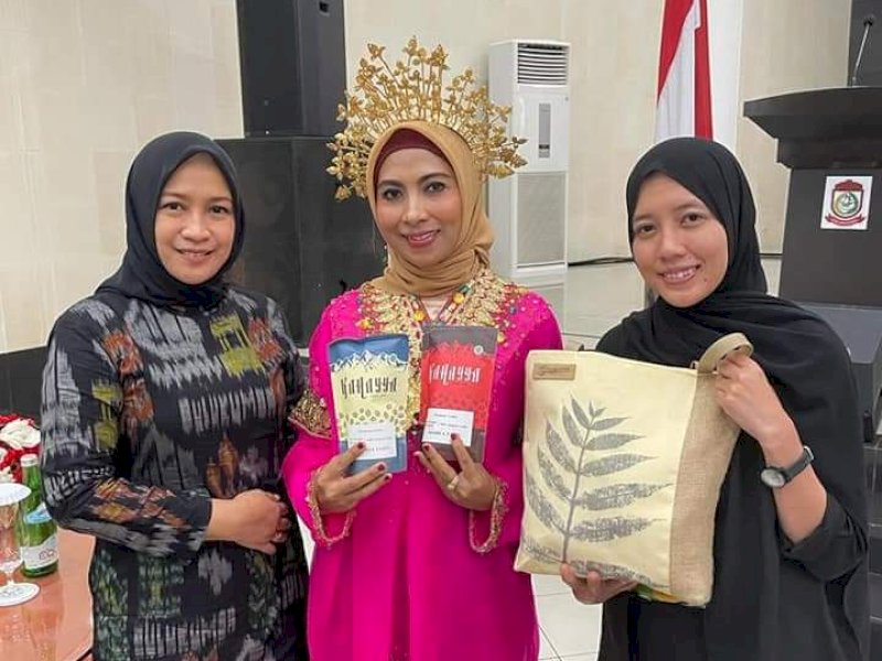 Ketua Bidang Manajemen Usaha Dewan Kerajinan Nasional (Dekranas) Pusat Sri Suparni mendapat oleh oleh Kopi Kahayya Bulukumba.