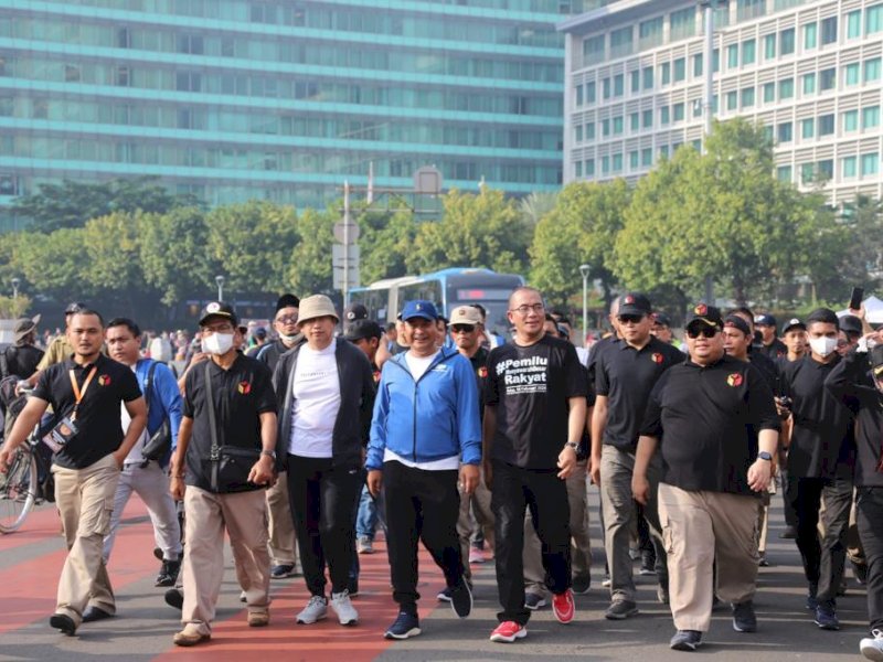 Gerak jalan sehat diinisiasi oleh Bawaslu RI dan turut diikuti oleh Ketua KPU Hasyim Asy'ari beserta Dirjen Polpum Kemendagri Bahtiar.