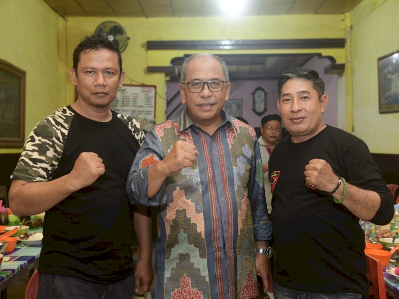 Ilham Arief Sirajuddin diapit dua tokoh Tanru Tedong Sidrap.