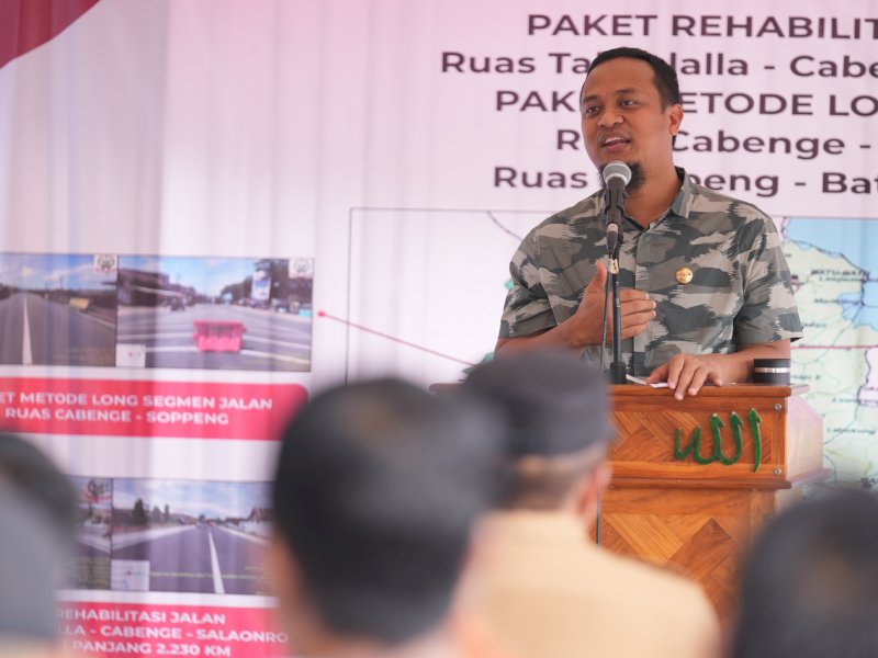 Gubernur Sulawesi Selatan Andi Sudirman Sulaiman meresmikan dua paket ruas jalan provinsi di Kabupaten Soppeng.