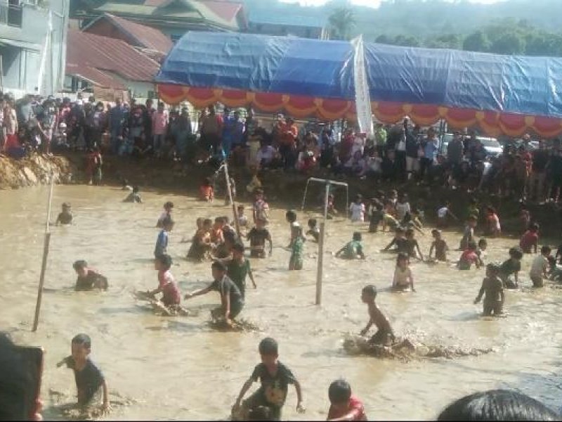 Pemkab Tana Toraja  menggelar lomba tangkap ikan dan melendong dalam rangkaian even Lovely December 2022, Selasa (20/12/2022).