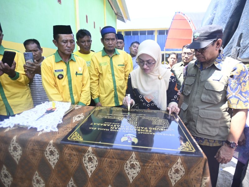 Bupati Lutra Indah Putri Indriani meresmikan lumbung pangan di Desa Tarobok. 