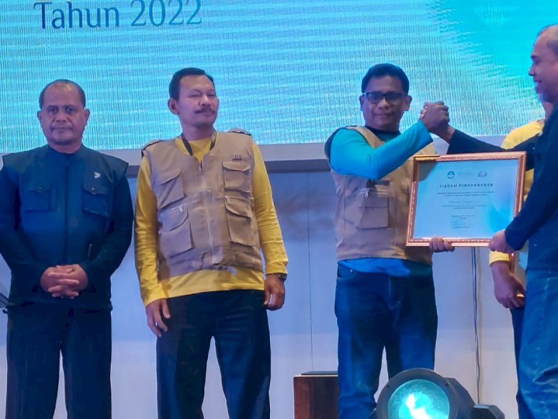 Pemkab Wajo menerima penghargaan bidang pendidikan.