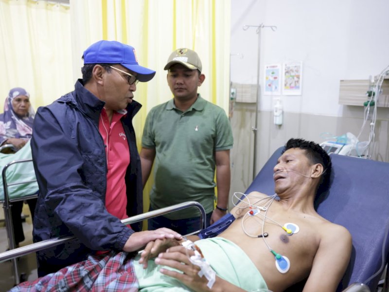 Wali Kota Danny Pomanto mengunjungi korban pohon tumbang.
