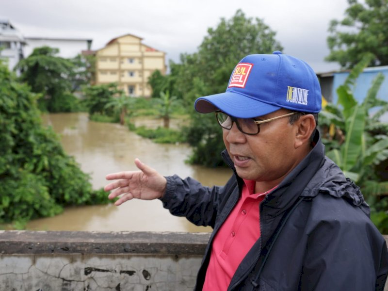 Wali Kota Danny Pomanto memantau sungai Biring Jene, Kelurahan Katimbang, Perbatasan Makassar-Maros, Jumat, (23/12/2022) sore tadi.