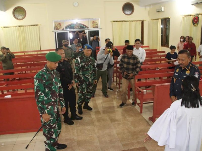 Petugas menyambangi Gereja Immanuel Watampone, malam tadi.
