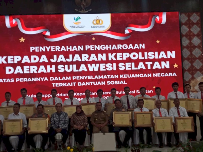 Jajaran Polda Sulsel menerima penghargaan dari Mensos terkait pengungkapan kasus korupsi BPNT.