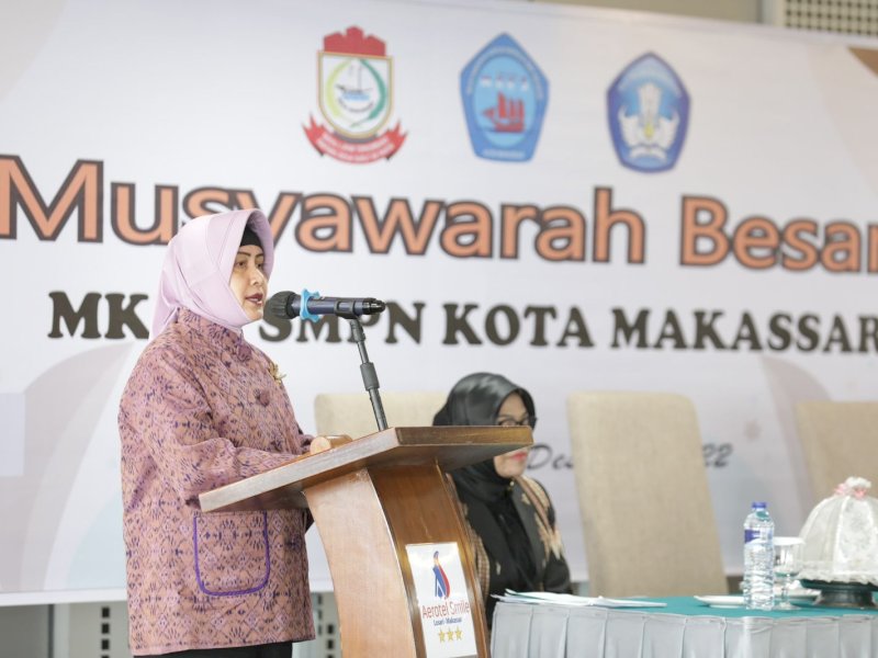 Ketua TP PKK Kota Makassar Indira Yusuf Ismail membuka Musyawarah Besar (Mubes) Musyawarah Kerja Kepala Sekolah (MKKS) lingkup SMP Negeri se-Kota Makassar.