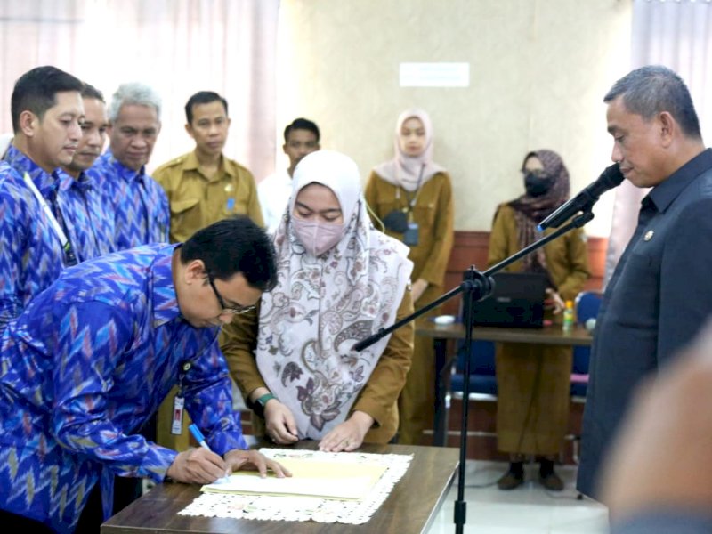 Bupati Wajo, Amran Mahmud, saat melantik dan mengukuhkan pengurus Forum Tanggung Jawab Sosial dan Lingkungan Perusahaan (TSLP).