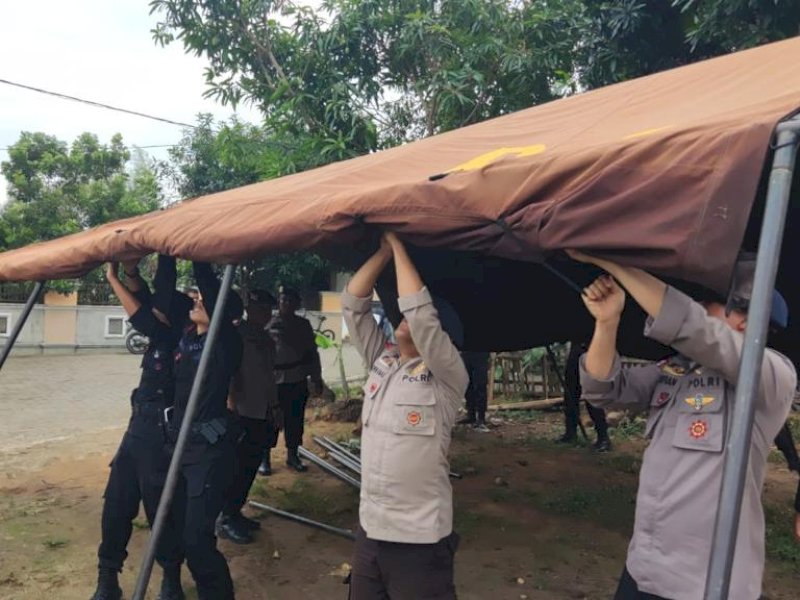 Brimob Bone mendirikan tenda darurat bagi korban kebakaran.