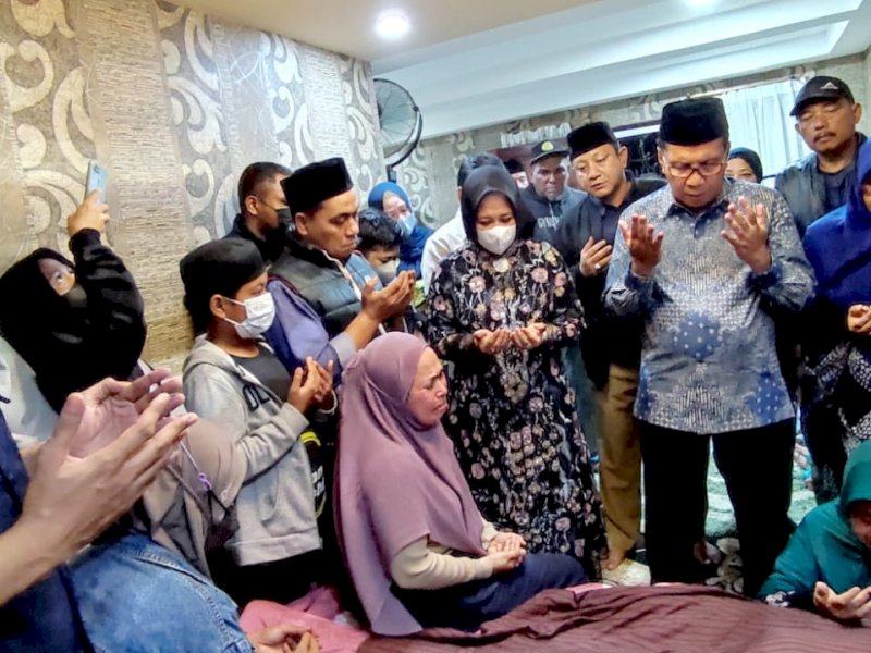 Wali Kota Makassar Danny Pomanto melayat ke rumah duka mendiang Syafrullah.