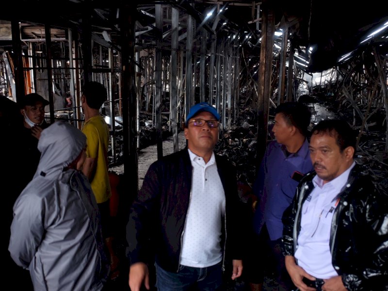 Wali Kota Makassar Danny Pomanto meninjau kebakaran Pasar Sentral.