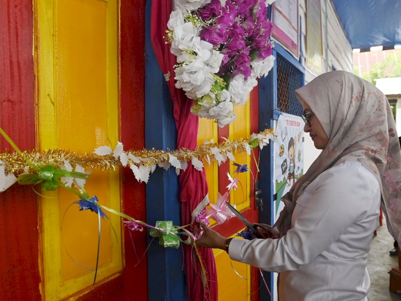 Bupati Luwu Utara Indah Putri Indriani meresmikan dua gedung ruang kelas belajar (RKB) TK Kristen Sion di Desa Eno, Kecamatan Seko, Rabu (28/12/2022).