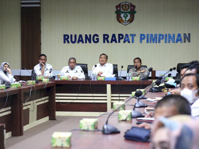 Bupati Wajo, Amran Mahmud bertemu Plt Kepala Kantor Wilayah (Kanwil) Badan Pertanahan Nasional/Agraria dan Tata Ruang (BPN/ATR) Provinsi Sulawesi Selatan, Tri Wibisono dan Kepala Balai Besar Wilayah Sungai Pompengan Jeneberang (BBWSPJ), Djaya Sukarno.