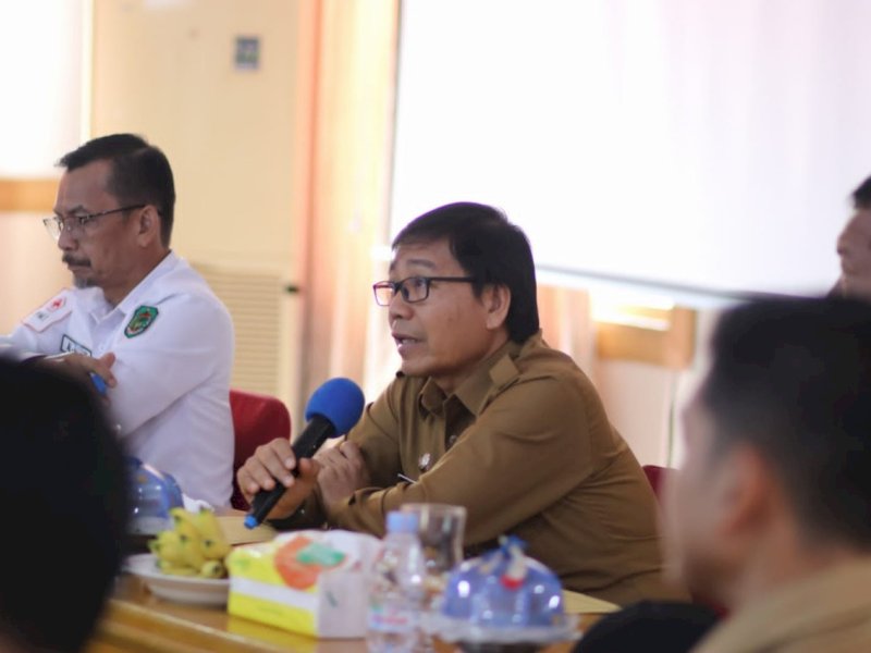 Rapat kerja penentuan data kemiskinan ekstrem di Aula Bappelitbangda Lutra.